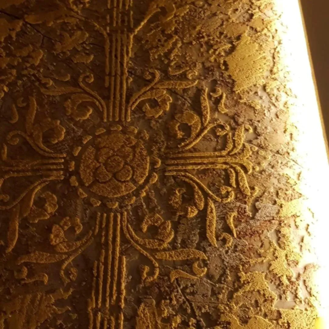 Sgraffito hexagon pattern on lime plaster